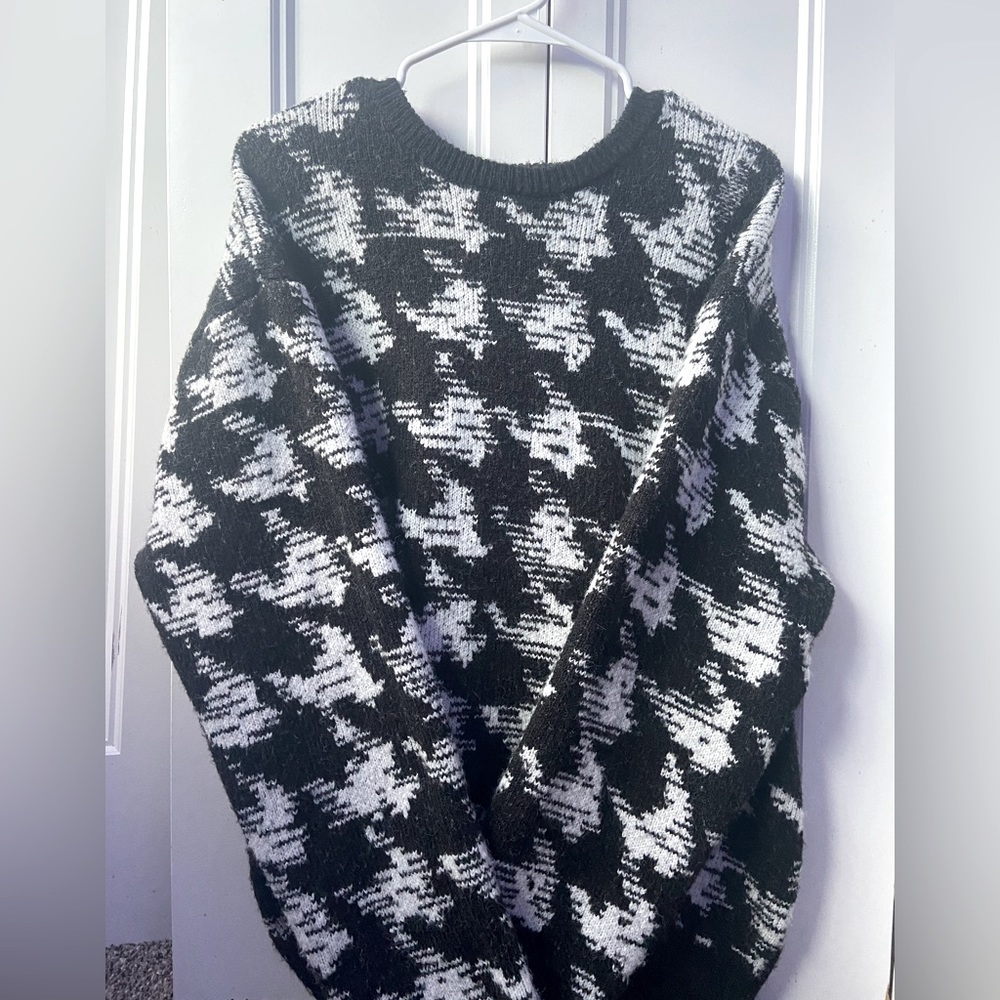 Forever 21 Men’s black and white sweater - Size: US medium